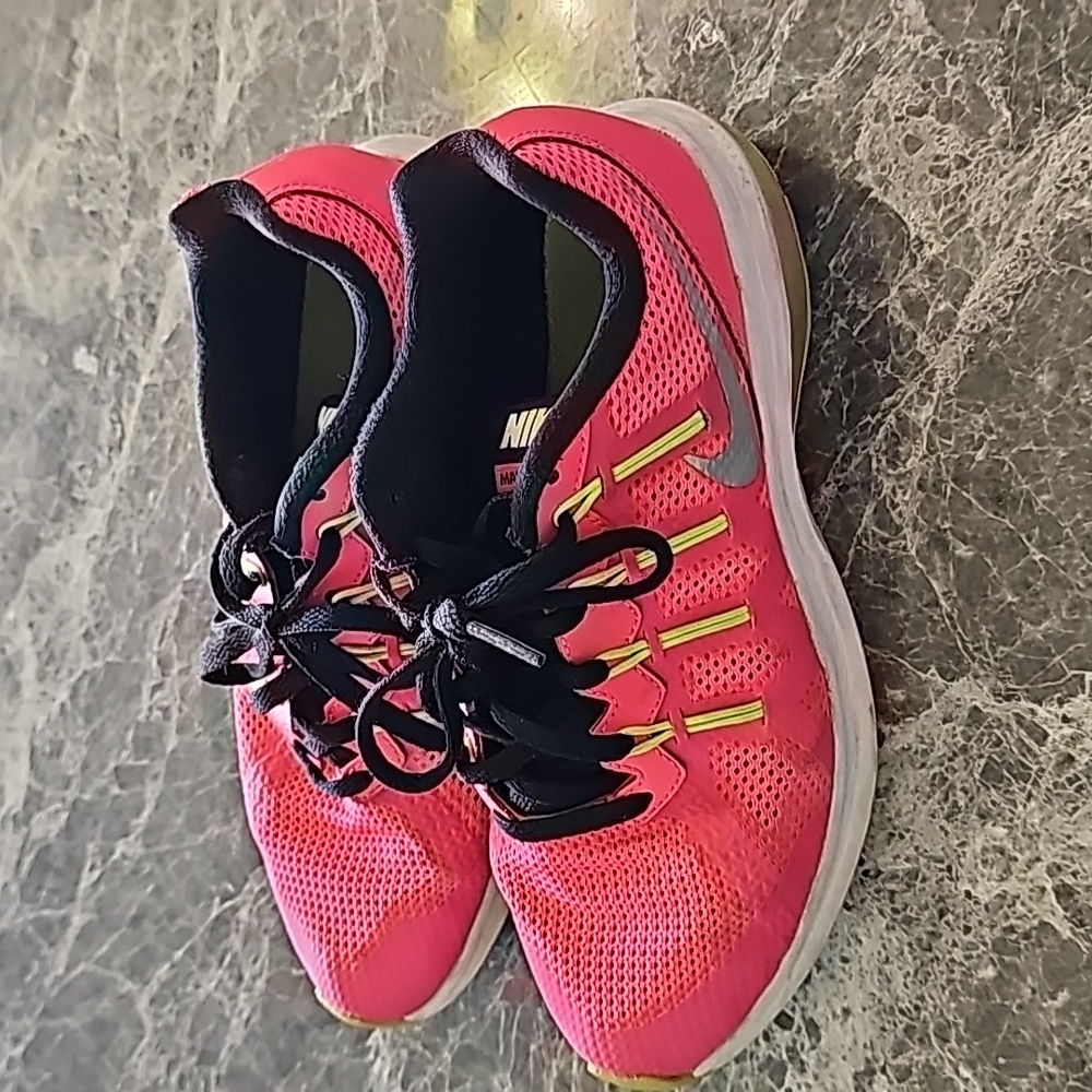 womens hot pink nike tennis shoes